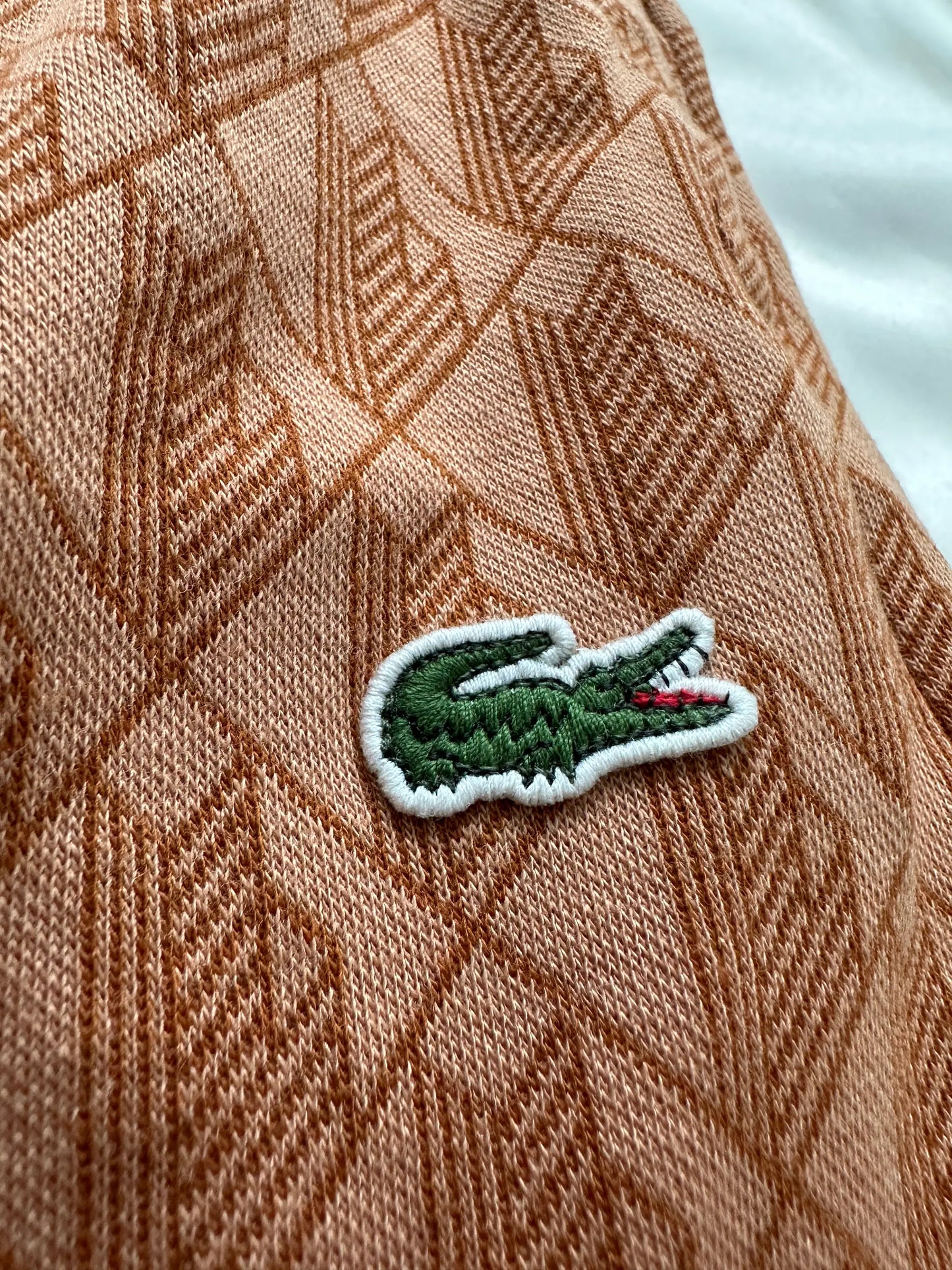 LACOSTE MONOGRAM KLASSZIKUS RÖVIDNADRÁG - BÉZS/BARNA