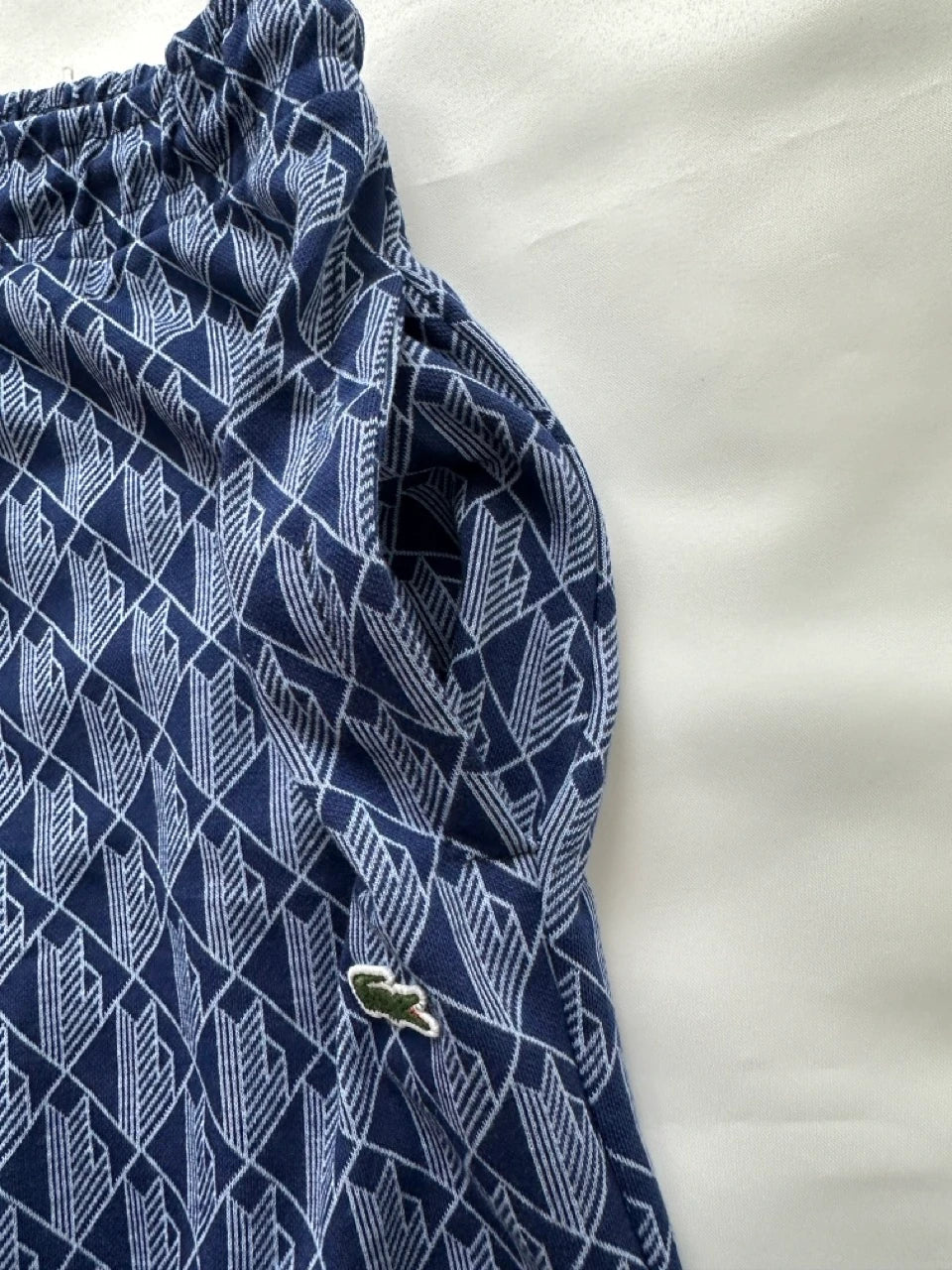 LACOSTE MONOGRAM KLASSZIKUS RÖVIDNADRÁG - MARINA KÉK/FEHÉR