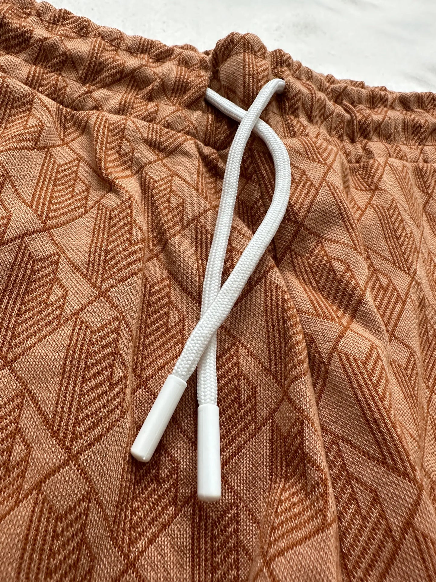 LACOSTE MONOGRAM KLASSZIKUS RÖVIDNADRÁG - BÉZS/BARNA