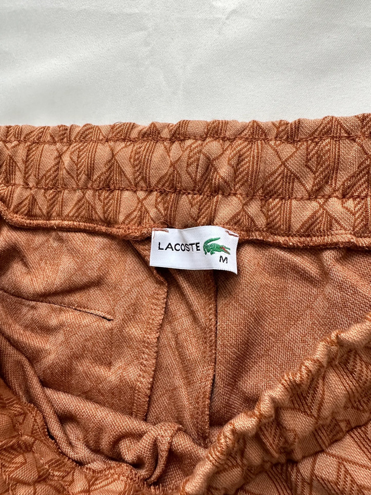 LACOSTE MONOGRAM KLASSZIKUS RÖVIDNADRÁG - BÉZS/BARNA