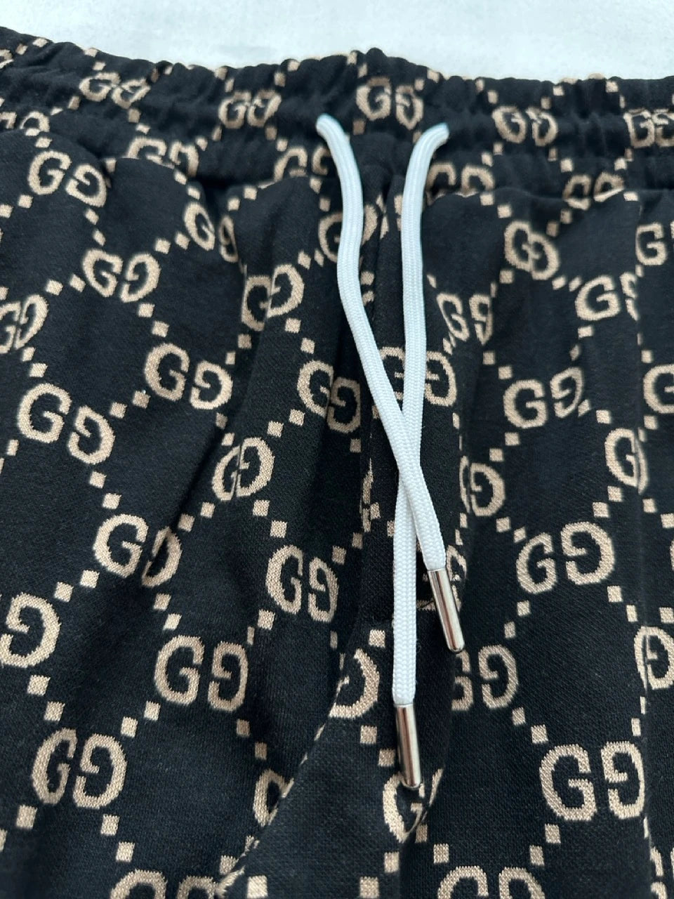 GG NYOMOTT MONOGRAMOS RÖVIDNADRÁG