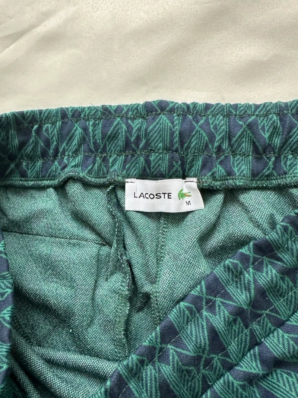 LACOSTE MONOGRAM KLASSZIKUS RÖVIDNADRÁG - SÖTÉTKÉK/ZÖLD