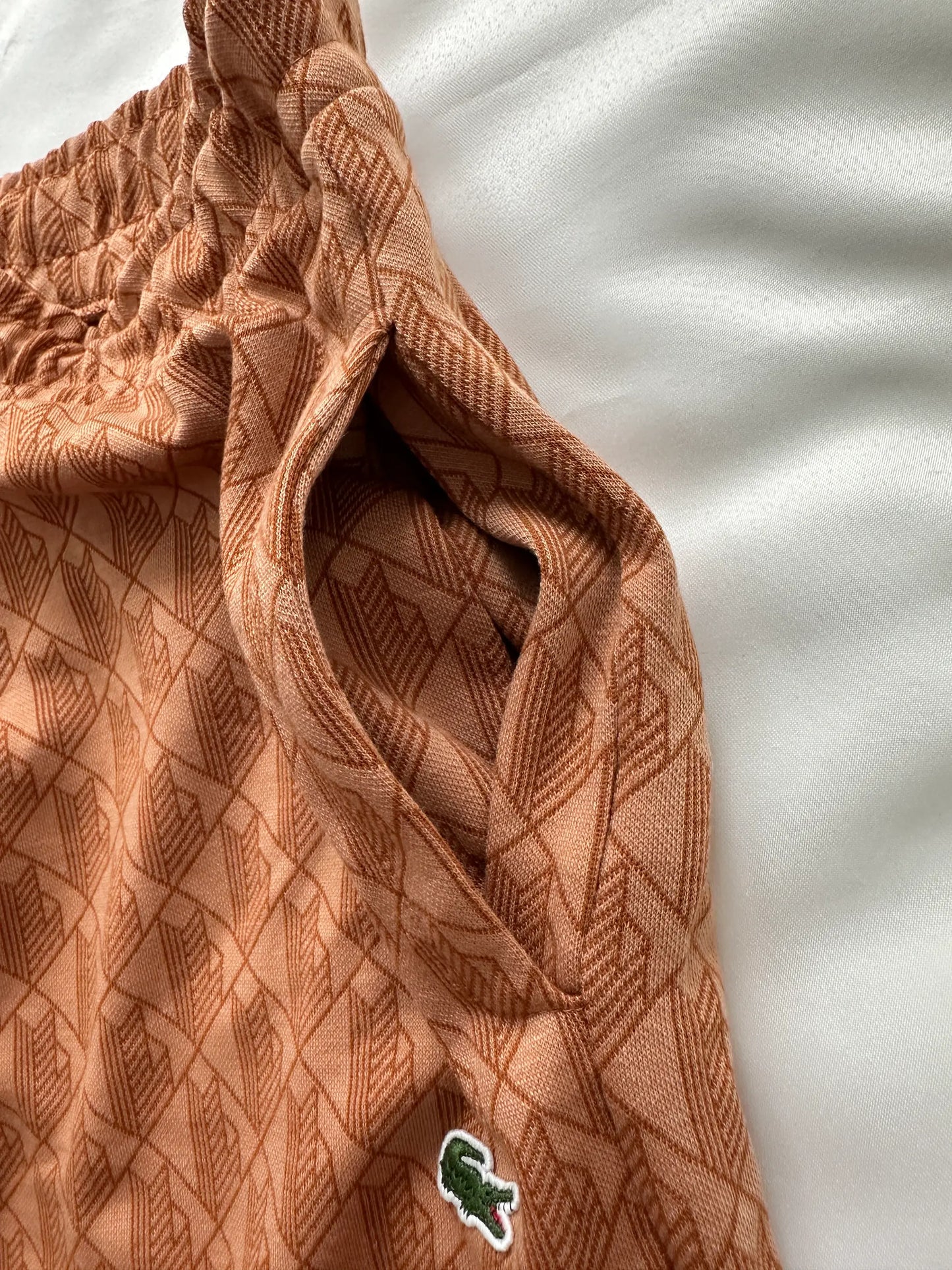 LACOSTE MONOGRAM KLASSZIKUS RÖVIDNADRÁG - BÉZS/BARNA