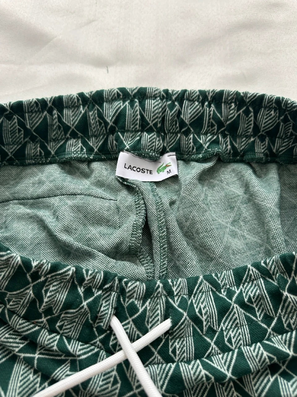 LACOSTE MONOGRAM KLASSZIKUS RÖVIDNADRÁG - ZÖLD/FEHÉR