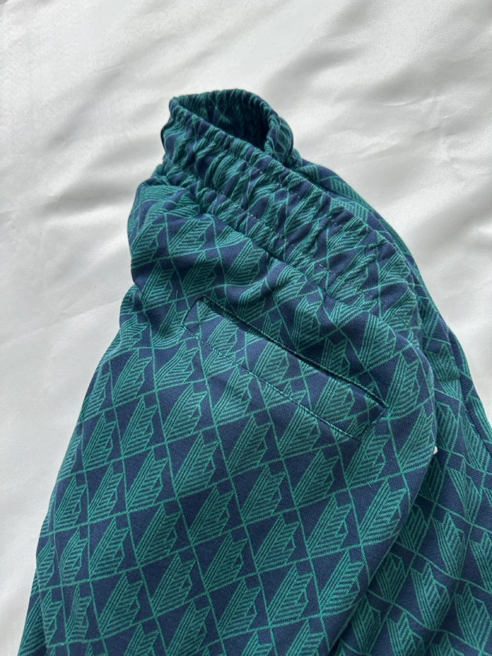 LACOSTE MONOGRAM KLASSZIKUS RÖVIDNADRÁG - SÖTÉTKÉK/ZÖLD