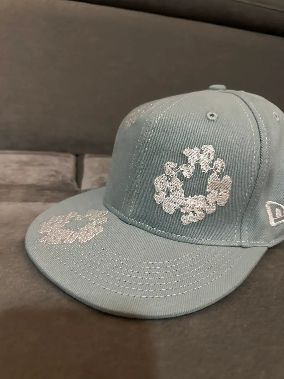 DENIM TEARS PAMUT VIRÁGKOSZORÚ X NEW ERA SAPKA - BABAKÉK