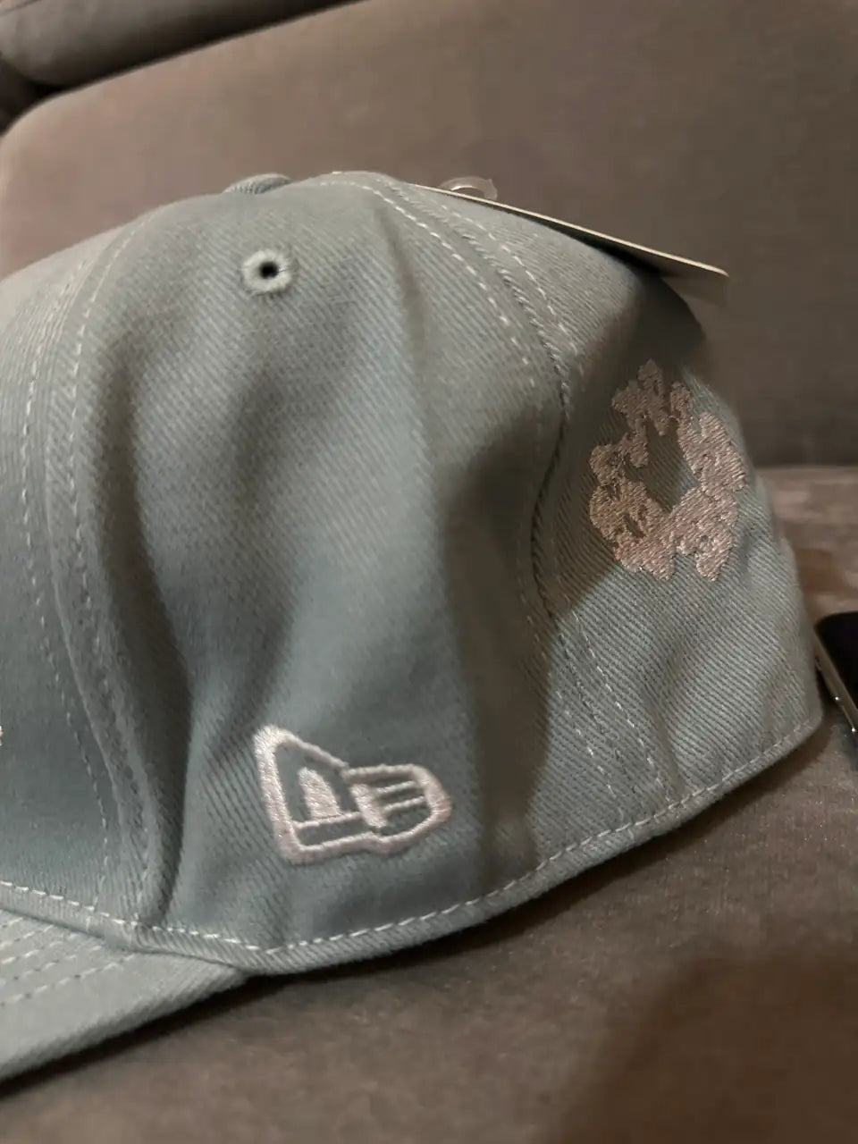 DENIM TEARS PAMUT VIRÁGKOSZORÚ X NEW ERA SAPKA - BABAKÉK