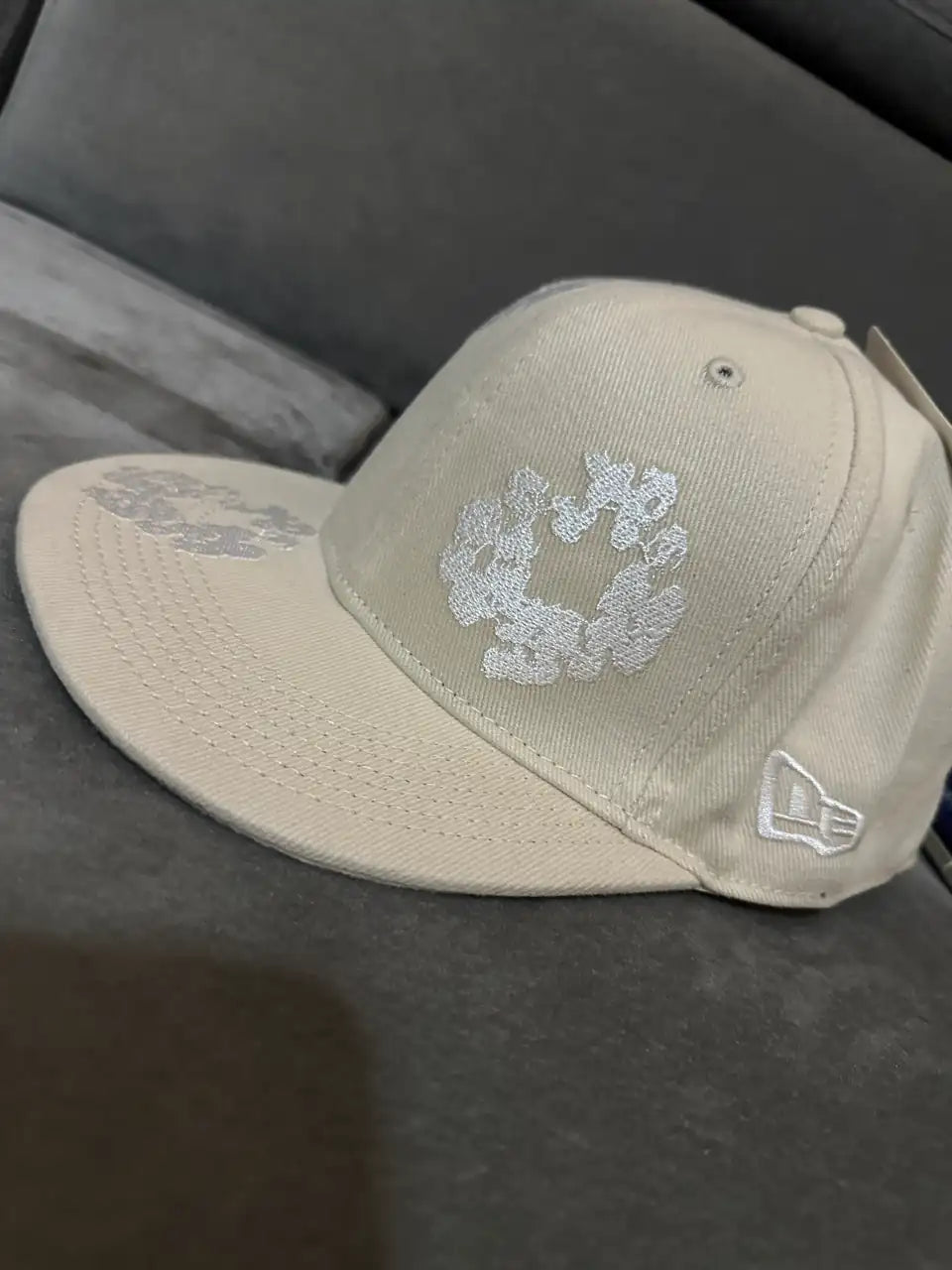 DENIM TEARS COTTON WREATH X NEW ERA SAPKA - KRÉMSZÍN/BÉZS