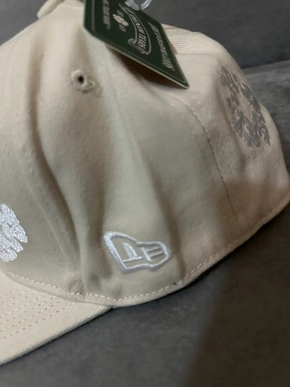 DENIM TEARS COTTON WREATH X NEW ERA SAPKA - KRÉMSZÍN/BÉZS