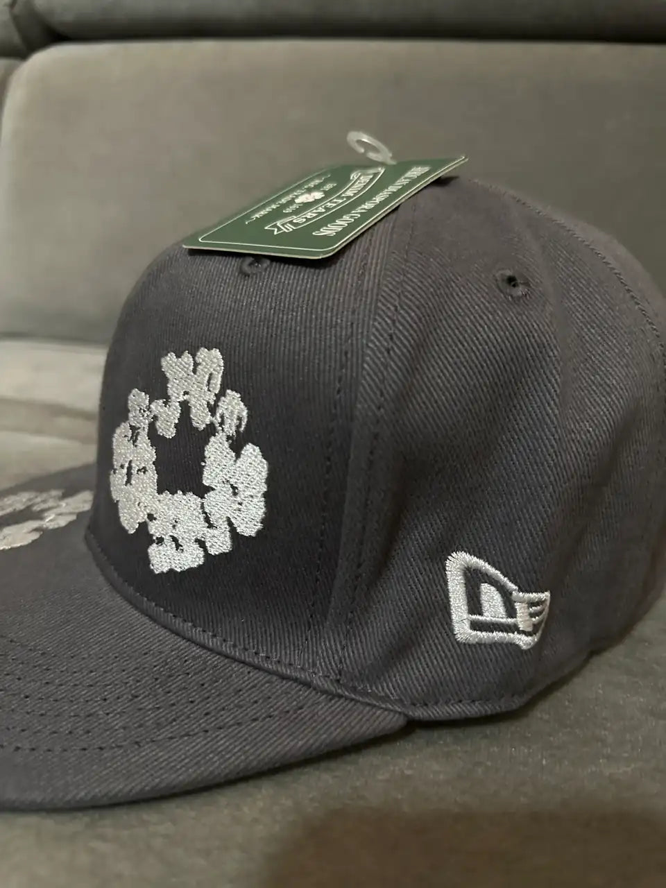 DENIM TEARS PAMUT VIRÁGKOSZORÚ X NEW ERA SAPKA - SZÜRKE