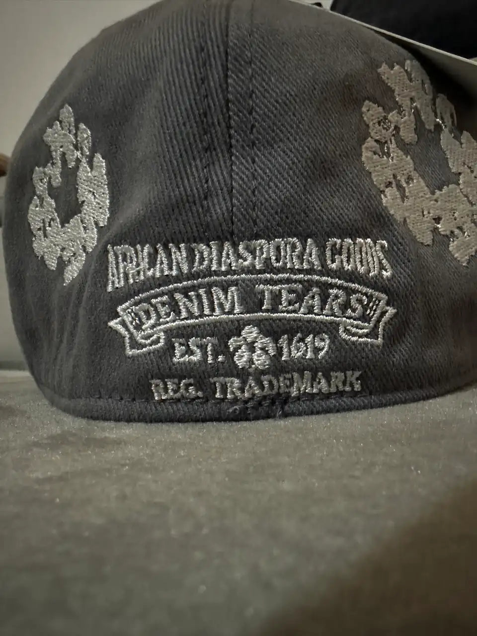 DENIM TEARS PAMUT VIRÁGKOSZORÚ X NEW ERA SAPKA - SZÜRKE