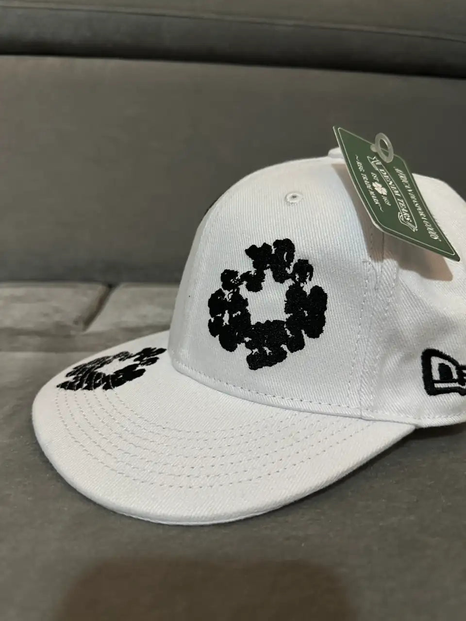 DENIM TEARS PAMUT VIRÁGKOSZORÚ X NEW ERA SAPKA - FEHÉR