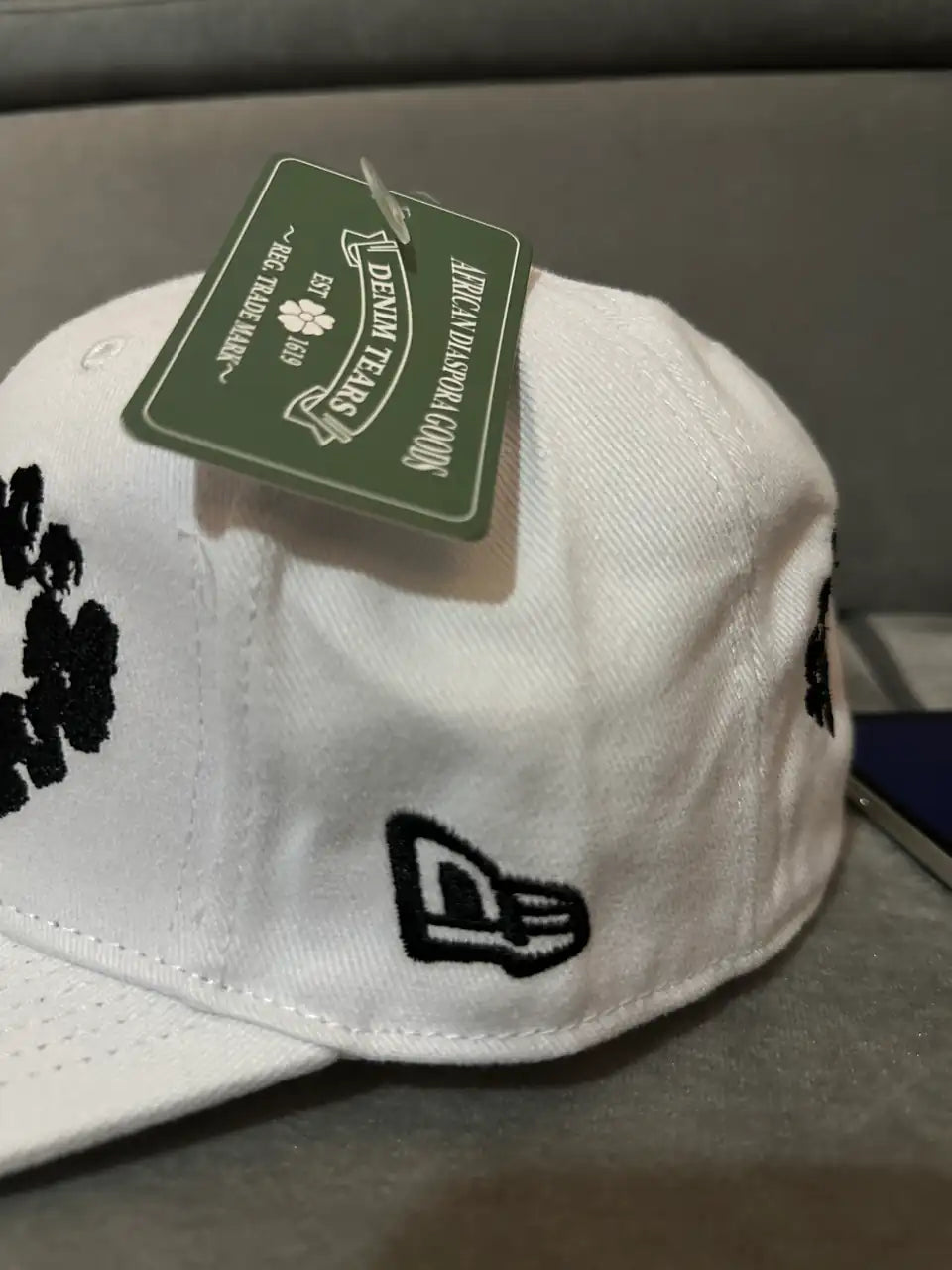DENIM TEARS PAMUT VIRÁGKOSZORÚ X NEW ERA SAPKA - FEHÉR