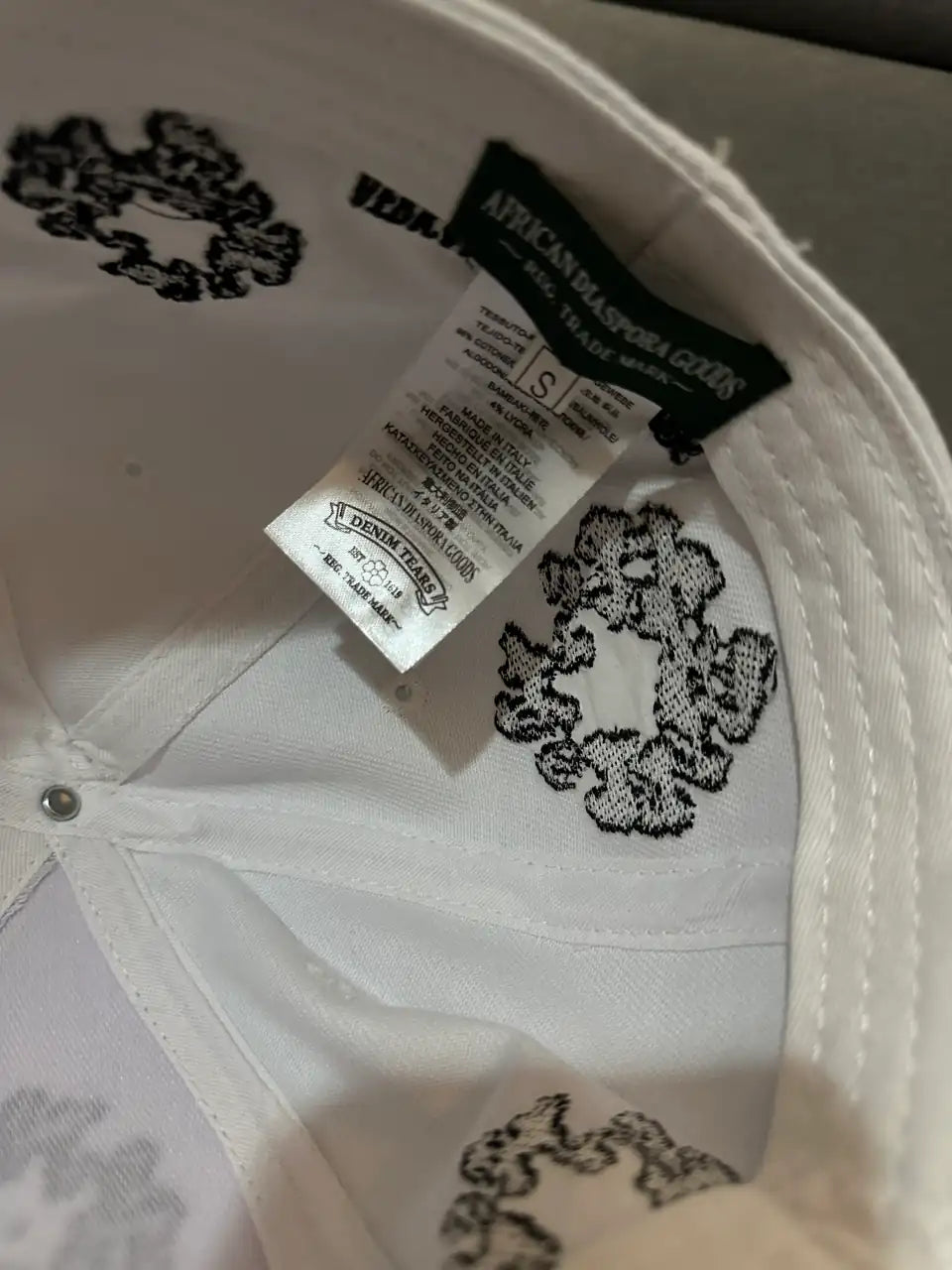 DENIM TEARS PAMUT VIRÁGKOSZORÚ X NEW ERA SAPKA - FEHÉR