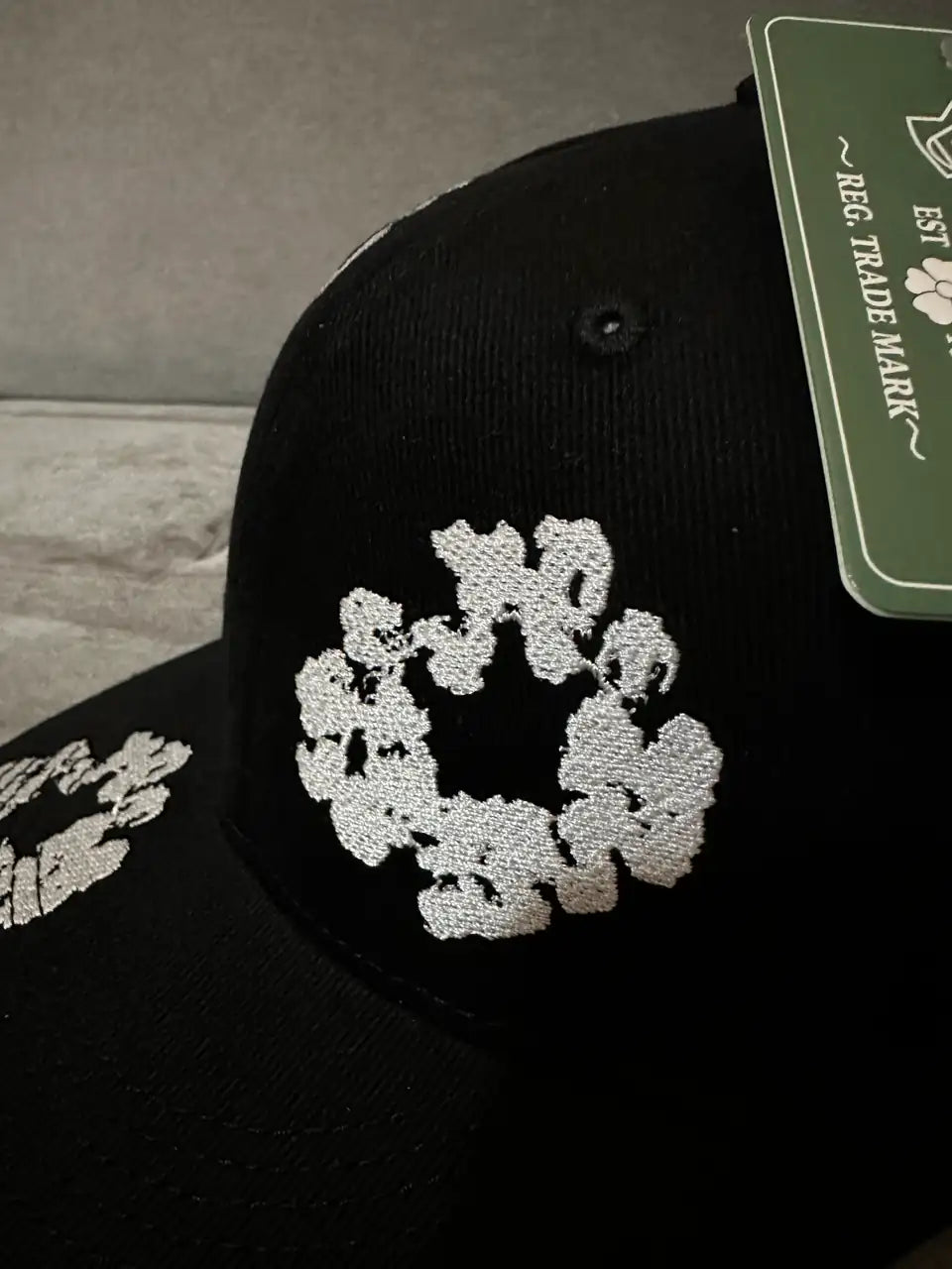 DENIM TEARS PAMUT VIRÁGKOSZORÚ X NEW ERA SAPKA - FEKETE