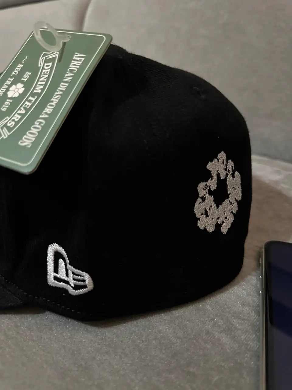 DENIM TEARS PAMUT VIRÁGKOSZORÚ X NEW ERA SAPKA - FEKETE