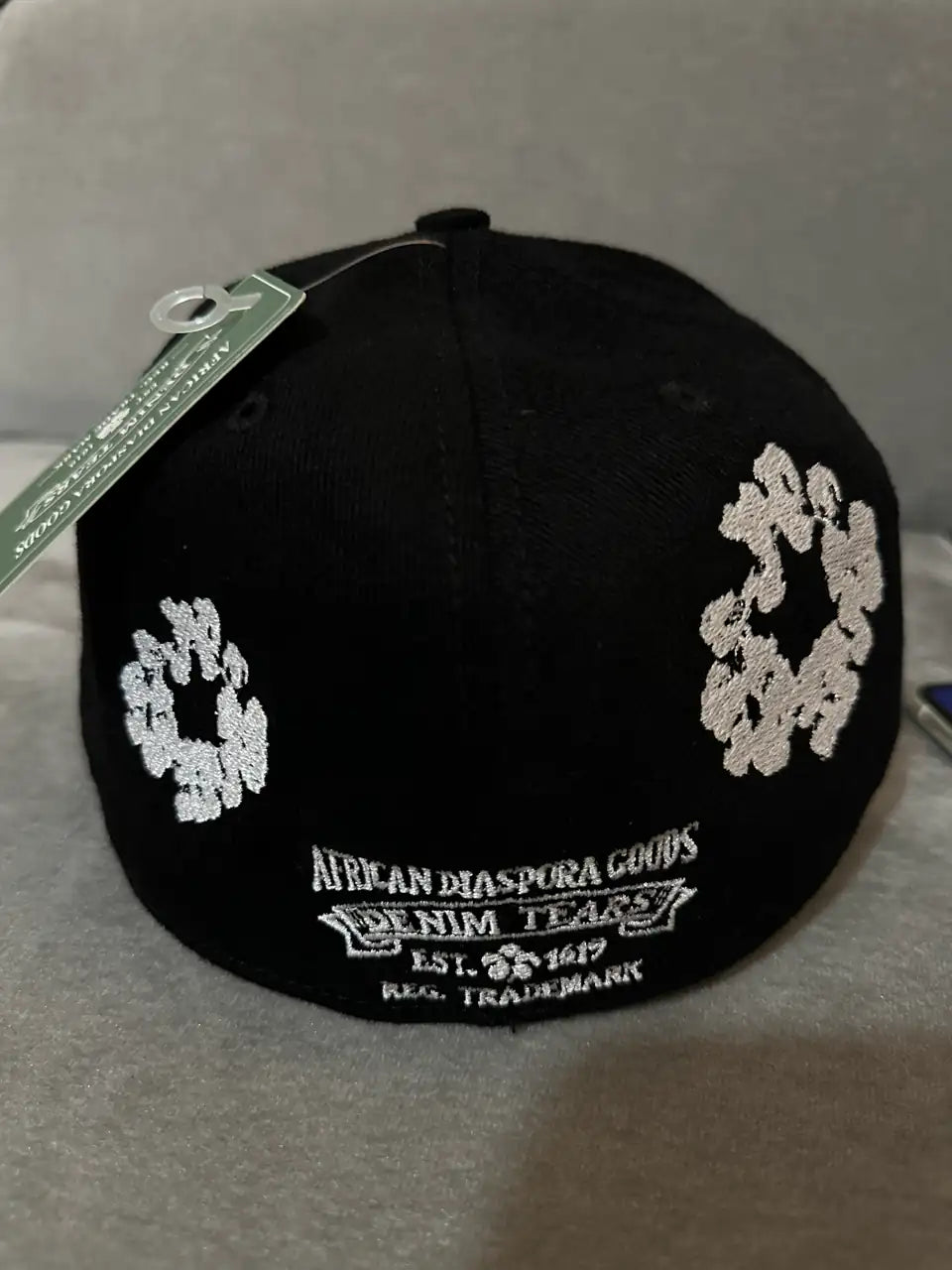 DENIM TEARS PAMUT VIRÁGKOSZORÚ X NEW ERA SAPKA - FEKETE