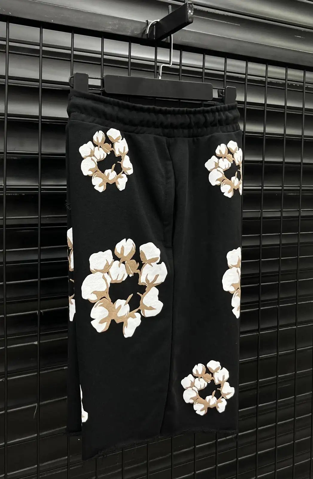 DENIM TEARS THE COTTON WREATH SHORTS - FEKETE/RÓZSASZÍN/BRONZ
