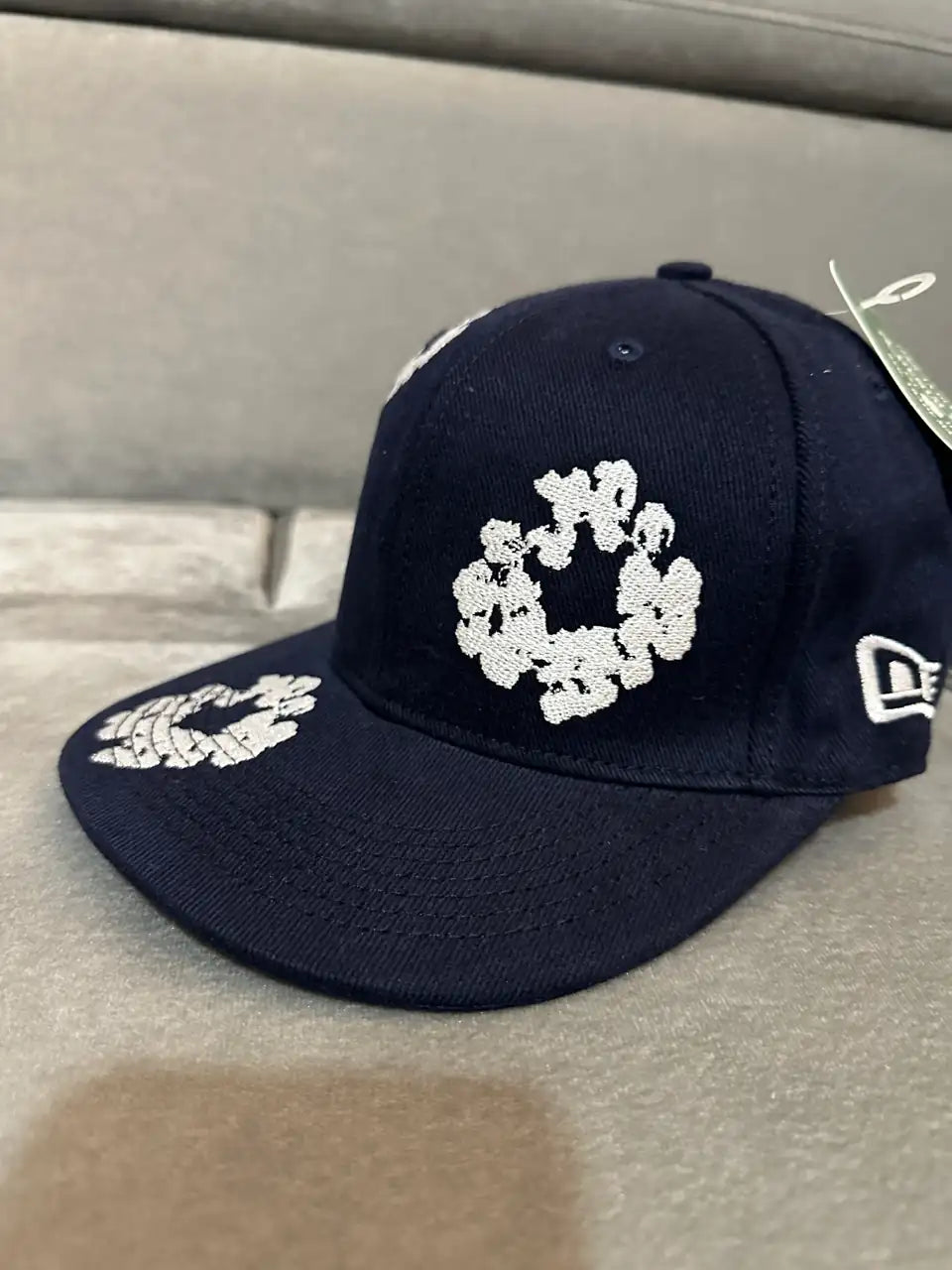 DENIM TEARS PAMUT VIRÁGKOSZORÚ X NEW ERA SAPKA - SÖTÉTKÉK