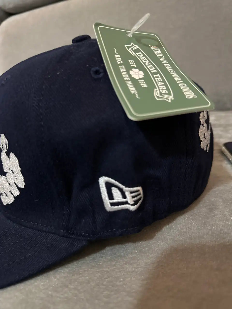 DENIM TEARS PAMUT VIRÁGKOSZORÚ X NEW ERA SAPKA - SÖTÉTKÉK