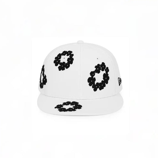 DENIM TEARS PAMUT VIRÁGKOSZORÚ X NEW ERA SAPKA - FEHÉR