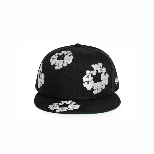 DENIM TEARS PAMUT VIRÁGKOSZORÚ X NEW ERA SAPKA - FEKETE