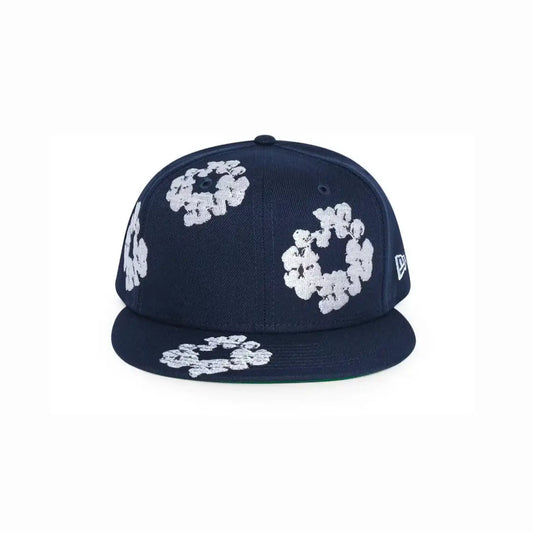 DENIM TEARS PAMUT VIRÁGKOSZORÚ X NEW ERA SAPKA - SÖTÉTKÉK